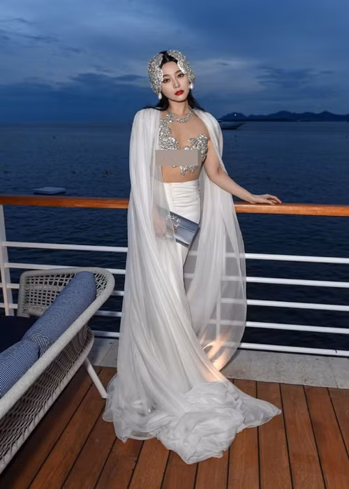 Nữ diễn viên xứ Trung đầu tư váy áo ở Cannes năm nay. Ảnh: Weibo.