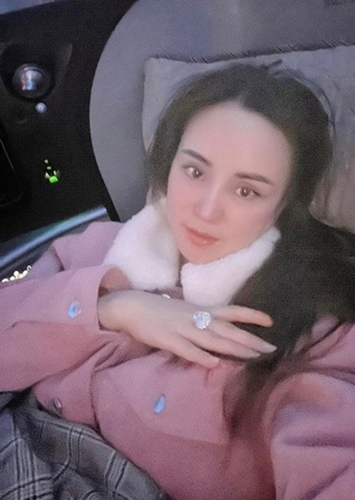 Năm 2021, Vy Oanh là một trong những sao Việt vướng ồn ào với bà Phương Hằng. Năm 2022, nữ ca sĩ gửi đơn đến Công an TP HCM tố giác bà Hằng có hành vi sử dụng mạng xã hội để đăng tải thông tin sai sự thật, vu khống, xúc phạm đến danh dự của cô và nhiều cá nhân, nghệ sĩ trong nước. Ảnh: FBNV.