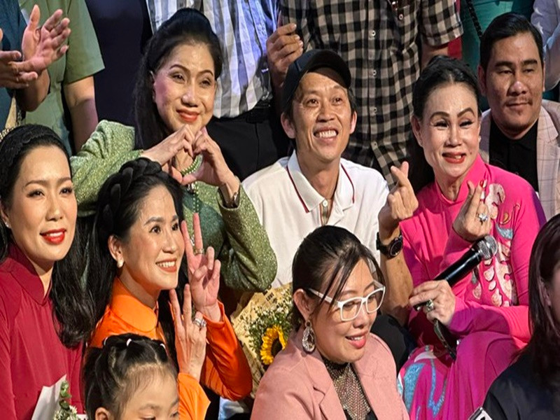 2 năm qua, Hoài Linh không cập nhật thông tin, hình ảnh trên trang fanpage. Anh cũng hiếm khi xuất hiện rình rang trước công chúng dù vẫn tích cực hoạt động nghệ thuật. Mới đây, Hoài Linh quyết định theo học lớp bồi dưỡng nghề đạo diễn sân khấu. Ảnh: Người Lao Động.