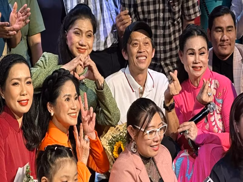 2 năm qua, Hoài Linh không cập nhật thông tin, hình ảnh trên trang fanpage. Anh cũng hiếm khi xuất hiện rình rang trước công chúng dù vẫn tích cực hoạt động nghệ thuật. Mới đây, Hoài Linh quyết định theo học lớp bồi dưỡng nghề đạo diễn sân khấu. Ảnh: Người Lao Động.