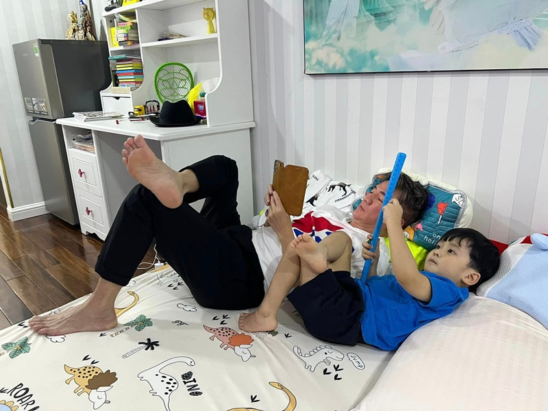 Đàm Vĩnh Hưng đang có cuộc sống bình yên bên con trai. Gần đây, nam ca sĩ phẫu thuật phải hủy một số show. Mr Đàm sẽ trở lại ca hát vào ngày 26/5. Ảnh: FBNV.
