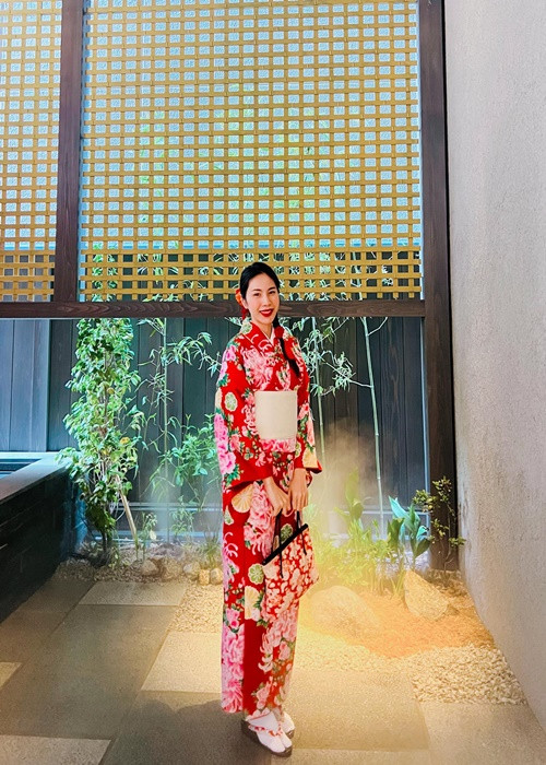 2 năm qua, Thủy Tiên vẫn đi hát, tham gia sự kiện. Thi thoảng, cô đi du lịch cùng chồng con. Ảnh: FBNV.