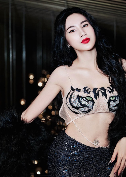 Tháng 4 vừa qua, Thủy Tiên chia sẻ, thông tin vợ chồng cô yêu cầu bà Phương Hằng bồi thường 44 tỷ là chưa chính xác. Nữ ca sĩ nhấn mạnh, cô không yêu cầu bồi thường thiệt hại về tinh thần 14,9 tỷ như thông tin lan truyền, mà chỉ yêu cầu bồi thường thiệt hại kinh tế mà bà Hằng gây ra cho công ty quản lý. Ảnh: FBNV.