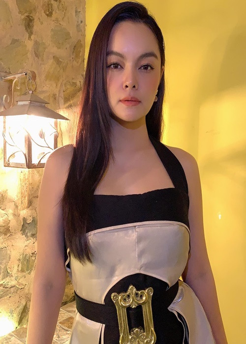 Phạm Quỳnh Anh từng nhận được email của một tài khoản lạ có nội dung: "Chào em. Em có thể gặp anh được không? Anh chuyển khoản em 3 tỷ với một chung cư". Trước lời "mời gọi" này, nữ ca sĩ bức xúc đáp trả: "Chào anh. Nhờ anh chuyển thẳng đến bà con vùng lũ giùm em. Đọc cái mail mà muốn cho anh ăn vài phát đấm". Ảnh: FBNV