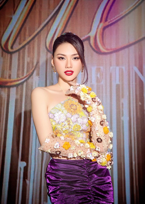 Siêu mẫu Quỳnh Hoa từng chia sẻ, có một đại gia nói muốn cô sinh con, đổi lại anh ta sẽ tậu nhà, mua xe cho cô với mức giá 20 tỷ đồng. Quỳnh Hoa đã từ chối tất cả những lời gạ gẫm. Ảnh: FBNV