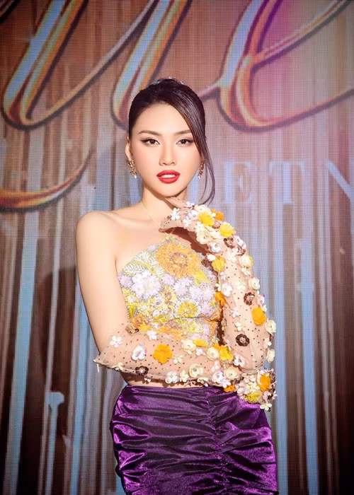 Siêu mẫu Quỳnh Hoa từng chia sẻ, có một đại gia nói muốn cô sinh con, đổi lại anh ta sẽ tậu nhà, mua xe cho cô với mức giá 20 tỷ đồng. Quỳnh Hoa đã từ chối tất cả những lời gạ gẫm. Ảnh: FBNV