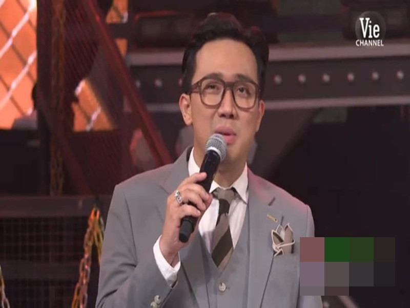 Cũng trong Rap Việt năm 2020, ở phần thi của Gừng và Tage, Trấn Thành khen ngợi Tage mà không nhắc đến Gừng. Một số khán giả đặt nghi vấn nam MC thiên vị. Ảnh: Người Lao Động.