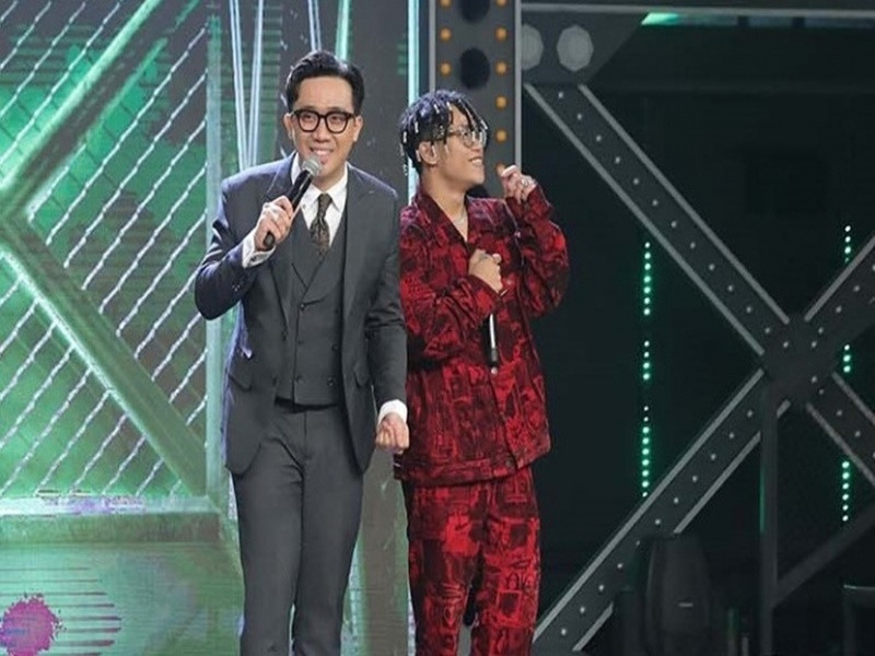 Dẫn Rap Việt năm 2020, Trấn Thành không ít lần gây tranh cãi. Anh từng nói: “Tiến Đạt" là một cái tên khá nhạy cảm khi giới thiệu một thí sinh trùng với tên tình cũ của vợ Trấn Thành. Ngoài ra, trong tập thi có thí sinh tên Tiến Thành, Trấn Thành không ngần ngại hỏi: "Bạn là mix giữa Trấn Thành và Tiến Đạt đó hả?". Ảnh: Báo Giao Thông.