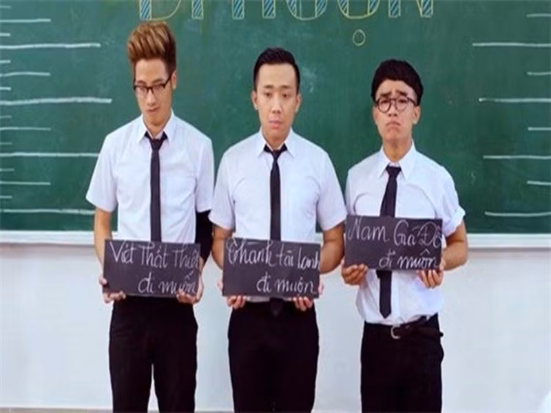 Trấn Thành và JVevermind vào vai hai cậu học sinh nghịch ngợm. Ảnh: Người đưa tin