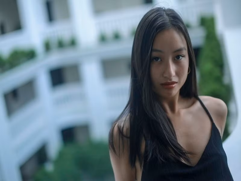 Vợ chồng Trần Anh Hùng có một người con trai tên Cao Phi và một người con gái tên Lãng Khê. Theo Zing, Lãng Khê theo học ngành điện ảnh và sân khấu tại Paris (Pháp). Năm 2018, cô đóng phim Les confins du monde (Nơi tận cùng thế giới). Ảnh: Zing.