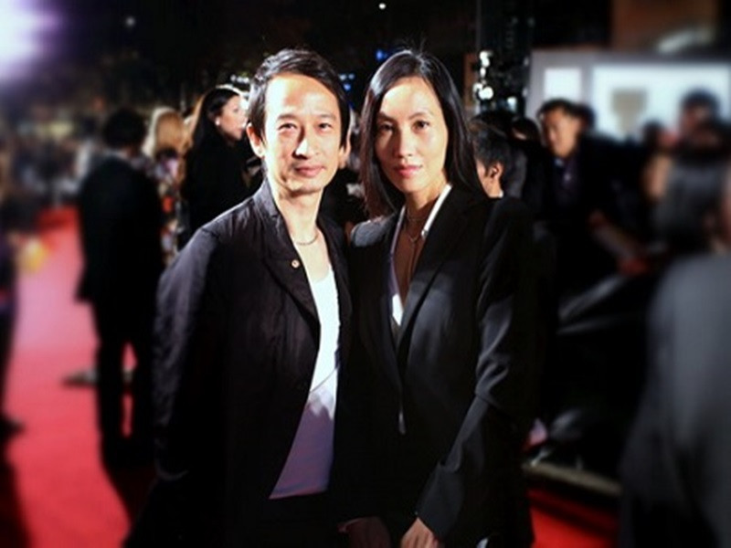 Theo Yên Khê, để có một chuyện tình hoàn hảo, cả hai đều phải cố gắng nhiều. “Hai vợ chồng, người đọc sách, người xem phim, tối về lại trao đổi với nhau. Tình cảm phải nuôi hàng ngày, phải cho cái tươi mới vào, nếu không mới, chỉ còn thói quen thì sẽ chán rất nhanh”, bà xã của Trần Anh Hùng chia sẻ. Ảnh: Sức Khỏ