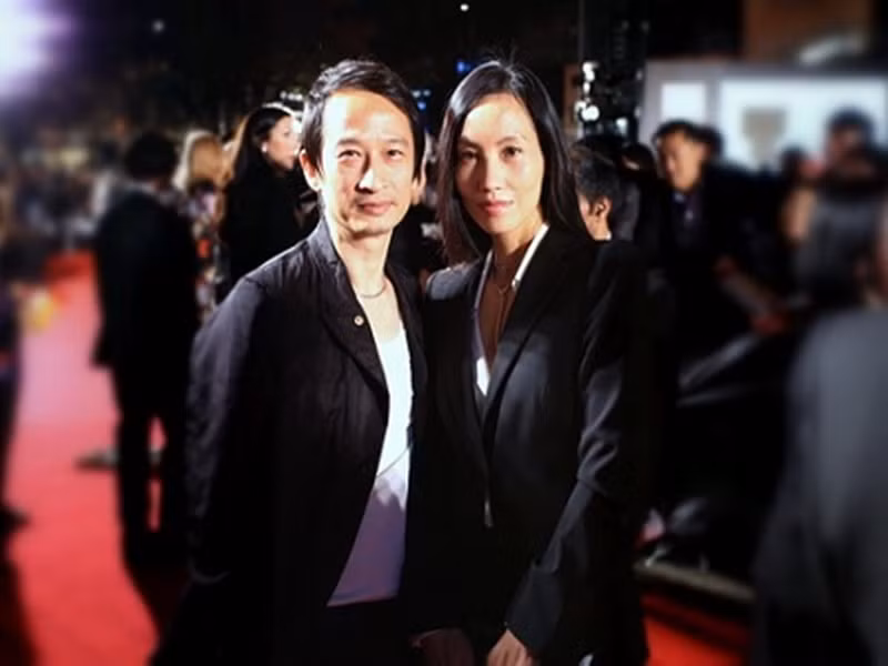 Theo Yên Khê, để có một chuyện tình hoàn hảo, cả hai đều phải cố gắng nhiều. “Hai vợ chồng, người đọc sách, người xem phim, tối về lại trao đổi với nhau. Tình cảm phải nuôi hàng ngày, phải cho cái tươi mới vào, nếu không mới, chỉ còn thói quen thì sẽ chán rất nhanh”, bà xã của Trần Anh Hùng chia sẻ. Ảnh: Sức Khỏ