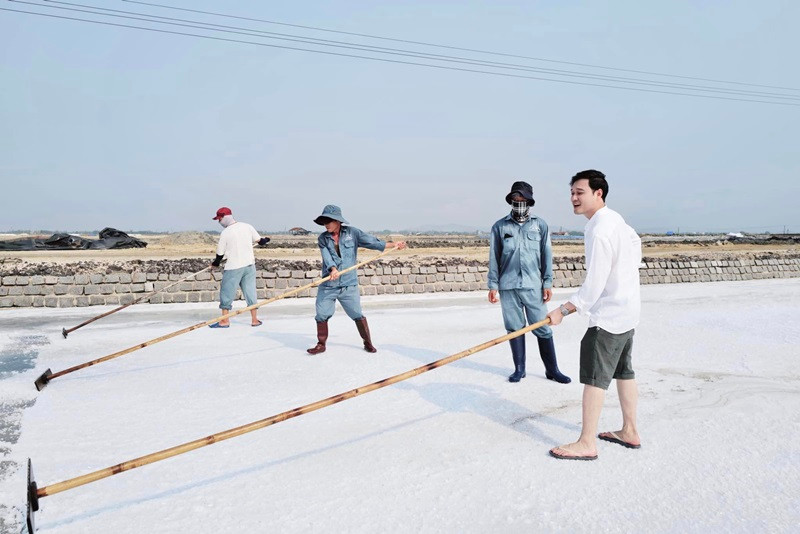 Nam ca sĩ trải nghiệm cào muối ở biển Dốc Lết, Ninh Hòa, Khánh Hòa.