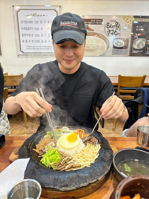 Quang Vinh thưởng thức ẩm thực địa phương khi đến Hàn Quốc.