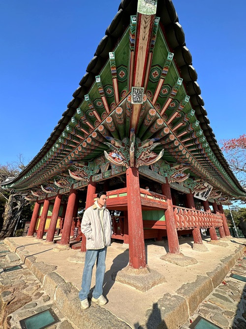 Nam ca sĩ du lịch nhiều nơi trên thế giới.