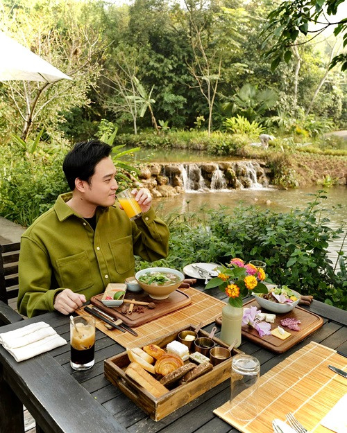 Quang Vinh làm blogger du lịch. Nam ca sĩ chia sẻ trên Tiền phong, anh có ê-kíp sản xuất nội dung chuyên nghiệp, một lượng khán giả luôn ủng hộ mình. Việc làm blogger du lịch giúp Quang Vinh có thêm thu nhập khi anh được nhiều đơn vị mời hợp tác.