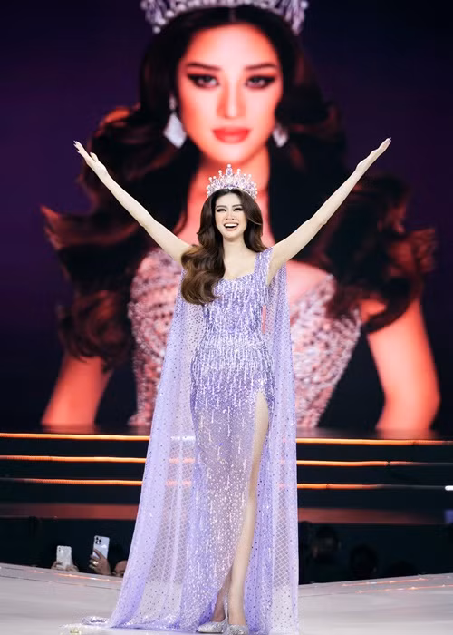 Khánh Vân chia sẻ, cô áp lực trong 3 năm nhiệm kỳ Hoa hậu Hoàn vũ Việt Nam vì có nhiều tin đồn không hay ảnh hưởng đến hình ảnh của cô. Chỉ khi trao lại chiếc vương miện cho người kế nhiệm, Khánh Vân mới cảm thấy phần nào nhẹ nhõm. Theo Khánh Vân, trong hành trình mới, cô thoải mái khi được là chính mình hơn mà không phải kìm nén quá nhiều như trong thời gian đương nhiệm.