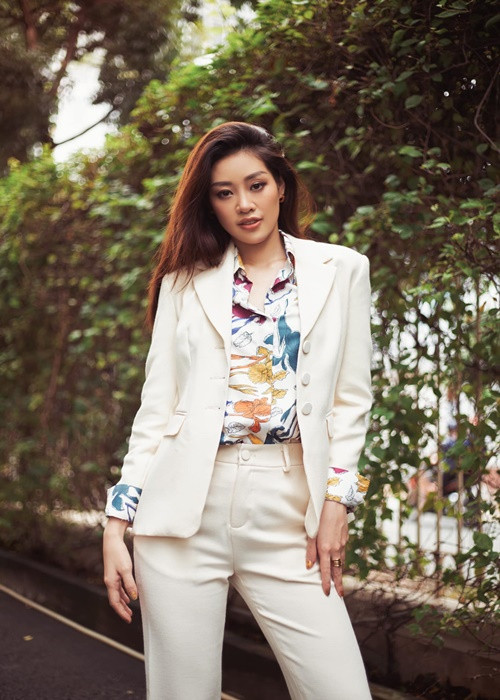 Cũng trong năm 2021, Khánh Vân làm rõ lời tố của một bạn học cũ tên N. Cụ thể, Khánh Vân xác nhận, người tố đúng là bạn học cùng lớp năm cấp 2 của cô tại trường THCS Ngô Quyền. Tuy nhiên, Khánh Vân phủ nhận có hành động chủ mưu lập nhóm và đánh N phải nhập viện ba ngày khi cả hai cùng học cấp 2 như lời tố của N.