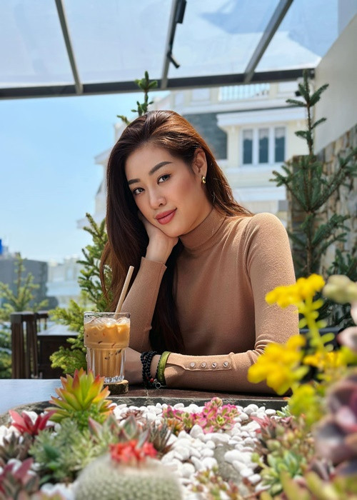 Mới đây khi ồn ào phát ngôn bị xới lại, Khánh Vân đã lên tiếng. Người đẹp cho biết, khi cô hết nhiệm kỳ, nhà và xe được trao cho hoa hậu kế nhiệm. Khánh Vân lên tiếng để bảo vệ danh dự bản thân và để khẳng định rằng cô không ủng hộ những tin giả, cố tình cắt xén câu chữ, định hướng theo chiều hướng tiêu cực.