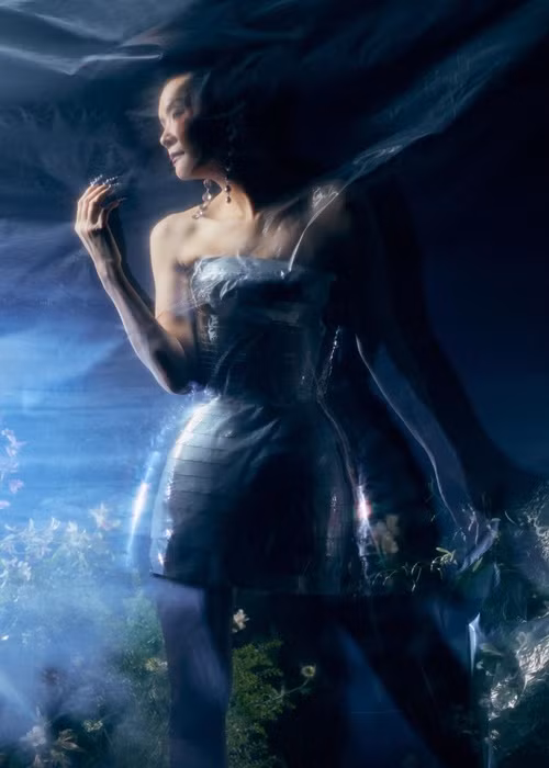 Theo Vietnamnet, Hoa hậu Trần Bảo Ngọc phát hiện căn bệnh hiểm nghèo vào tháng 4/2022. Cô trải qua quá trình hóa trị. “Điều trị hoá chất là một giai đoạn dội bom, khiến cho những niêm mạc da, tóc, dạ dày… cũng sẽ bị tiêu diệt. Việc rụng tóc cũng khiến tôi tự kỷ luôn. Mặc dù có thể dùng tóc giả nhưng sẽ rất bất tiện và không thay thế được tóc thật. Ngoài ra việc phẫu thuật ngực cũng là một điều nhạy cảm, vì đây là bộ phận đề cao sự nữ tính”, Bảo Ngọc chia sẻ. Ảnh: Kinh Tế Đô Thị.