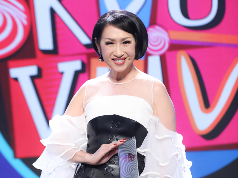 Trong chương trình Ký ức vui vẻ năm 2022, Ý Lan cho hay, nhờ vào tình yêu âm nhạc, sự động viên của khán giả, sự chăm sóc của gia đình và nỗ lực không ngừng của bản thân, cô vượt qua bệnh tật. Ảnh: Dân Việt.