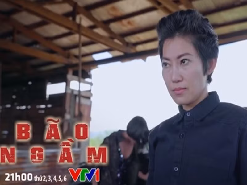 Sau khi chiến thắng bệnh ung thư, Kim Phượng tái xuất màn ảnh nhỏ. Năm 2022, cô vào vai luật sư Tú (Ong Chúa) trong bộ phim hình sự Bão ngầm. Ảnh: Dân Việt.