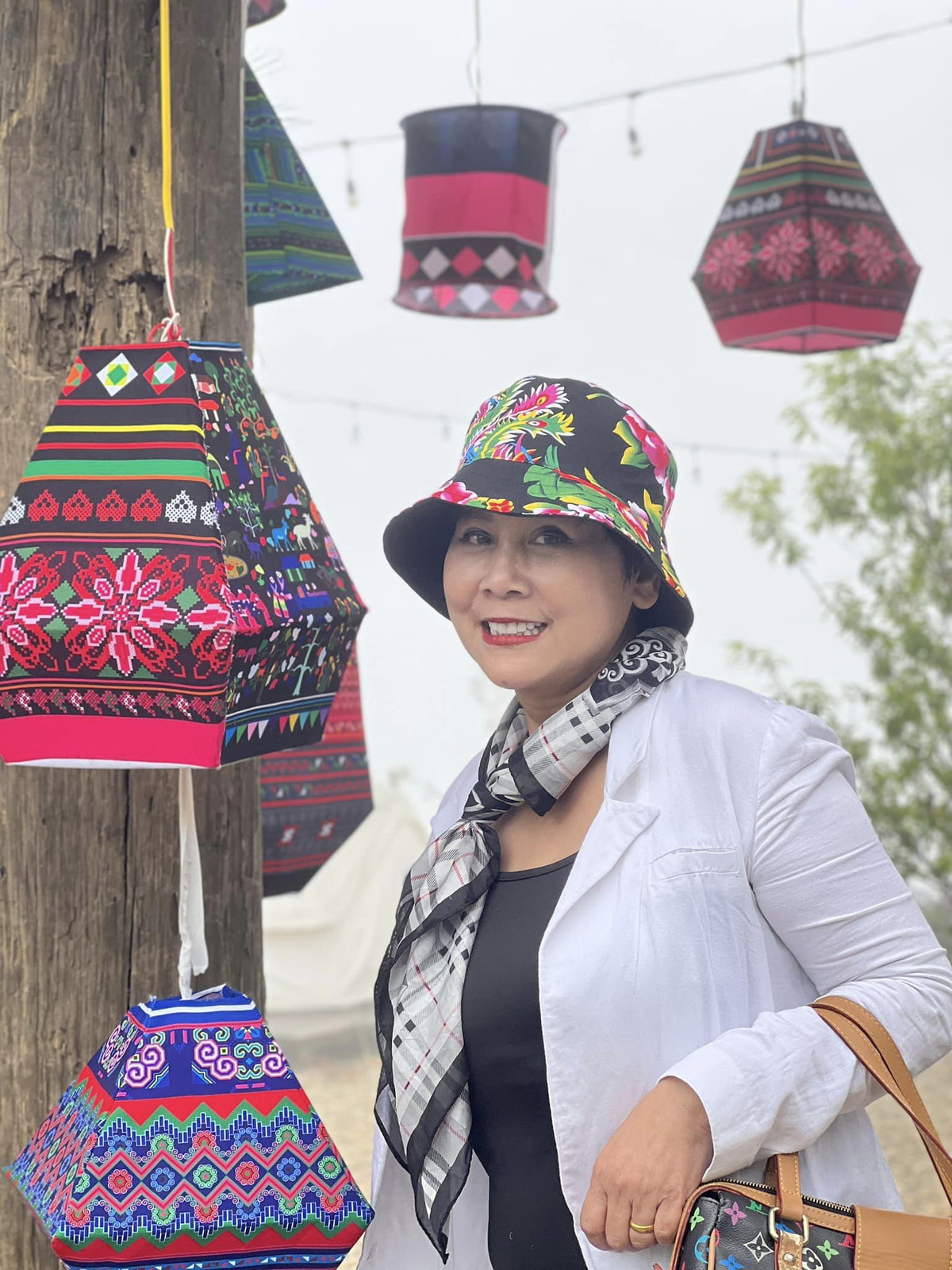 Trải qua 2 cuộc hôn nhân không có con, nữ nghệ sĩ vẫn rất lạc quan bởi "không được làm mẹ nhưng vẫn có những đứa con ngoan". Đó là con riêng của người chồng thứ 2 - Tiến sĩ toán học Nguyễn Huy Tuệ.