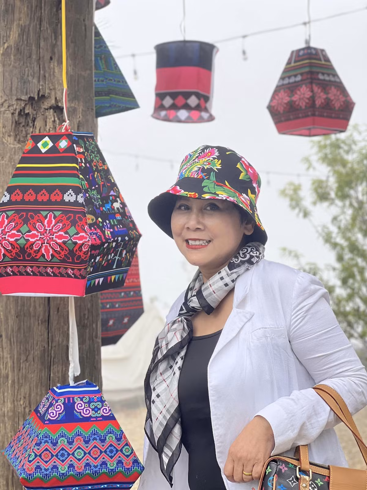 Trải qua 2 cuộc hôn nhân không có con, nữ nghệ sĩ vẫn rất lạc quan bởi "không được làm mẹ nhưng vẫn có những đứa con ngoan". Đó là con riêng của người chồng thứ 2 - Tiến sĩ toán học Nguyễn Huy Tuệ.