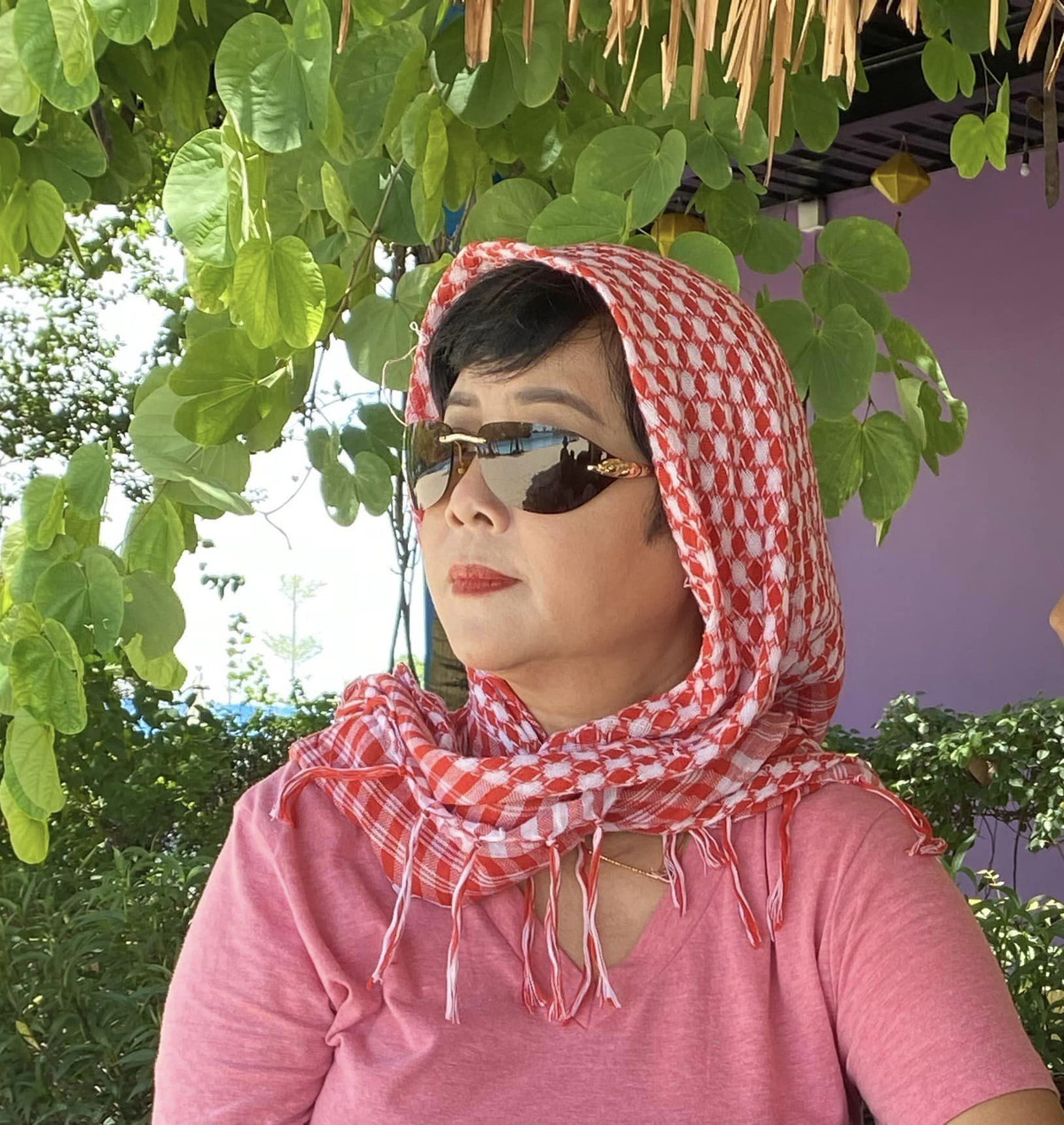 "Tôi quen với việc ăn ngủ, vui chơi, tiêu tiền đều một mình, không dựa vào người khác, ít chia sẻ niềm vui, không phụ thuộc vào cảm xúc đám đông. Tôi tự nhủ hãy sống sao cho tử tế, trọn vẹn, tự khen và vòng tay ra sau lưng để ôm chính mình", nữ nghệ sĩ trải lòng.