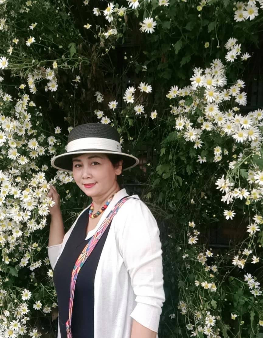 Chị kể: "Ngày trước, khi chồng còn sống luôn dặn mẹ tôi cản đừng cho đi làm phim nhiều vì vất vả. Anh ấy bảo tôi ở nhà 50 năm không làm gì vẫn lo được, không ngăn cấm làm nghệ thuật nhưng phải giữ gìn sức khoẻ. Giờ mẹ thương, nhắc lại chuyện này. Nhưng nghệ sĩ, khi đã vào guồng rồi không dứt ra được. Bây giờ, công việc cũng là niềm vui của tôi, có mệt chút cũng vẫn hạnh phúc".