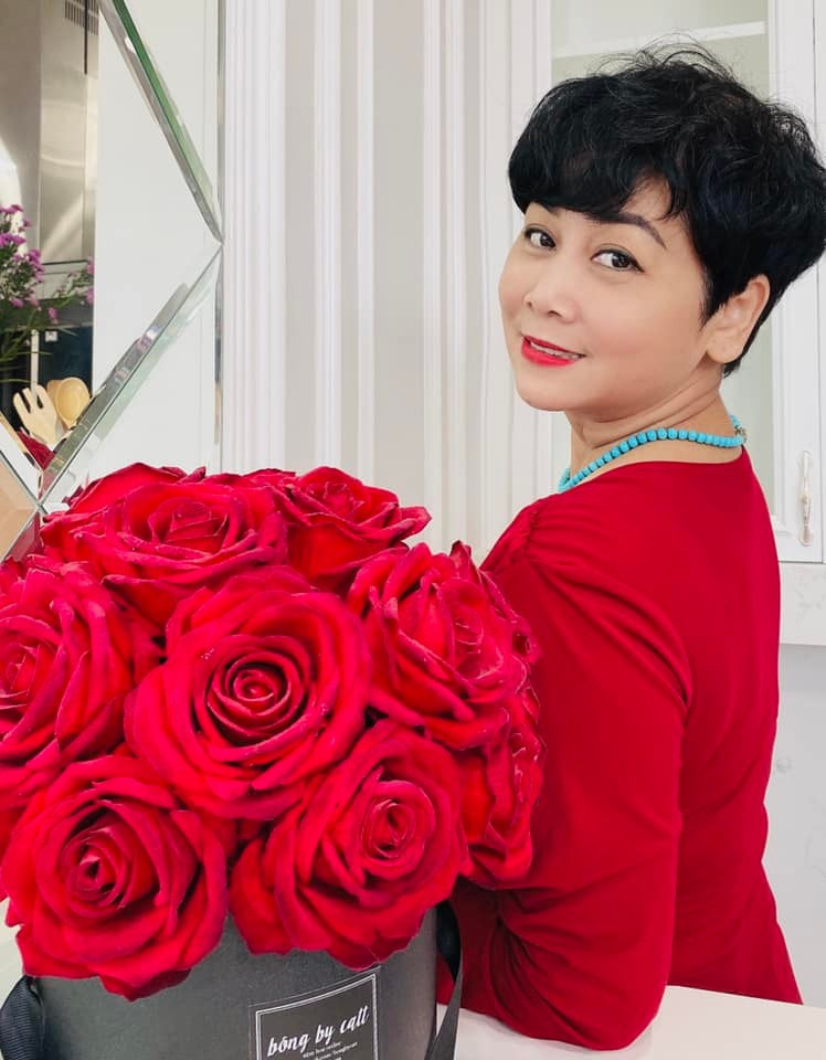 Lấy lại được cảm xúc, NSND lại bắt đầu lao vào công việc, chị say mê tới độ mẹ đẻ phải thốt lên "Hằng làm để sống hay để chết vậy".