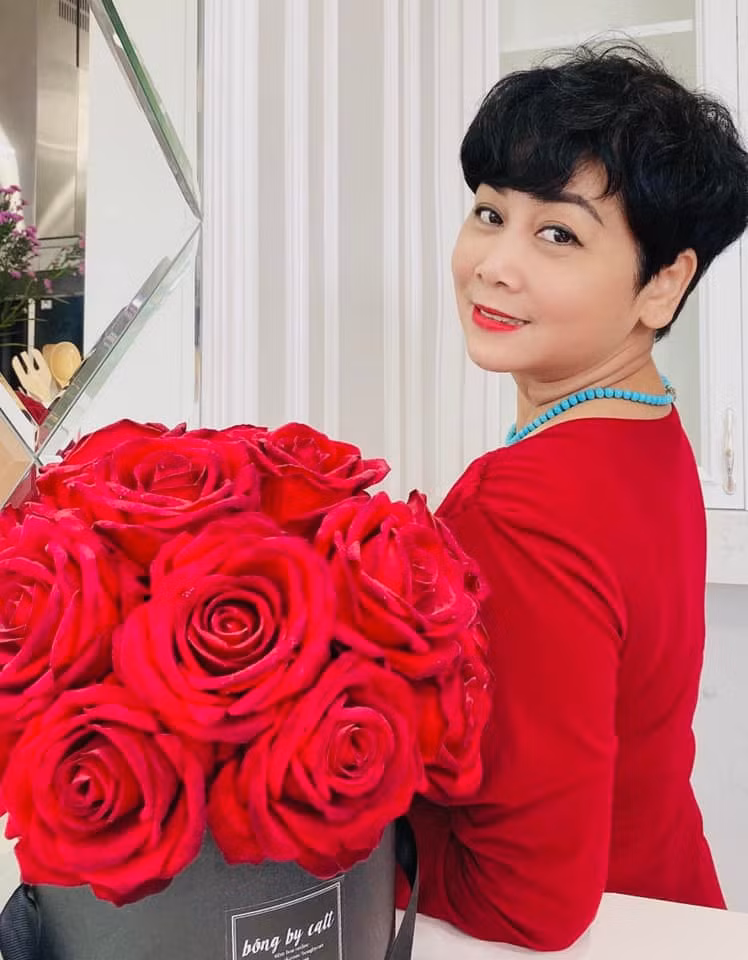 Lấy lại được cảm xúc, NSND lại bắt đầu lao vào công việc, chị say mê tới độ mẹ đẻ phải thốt lên "Hằng làm để sống hay để chết vậy".