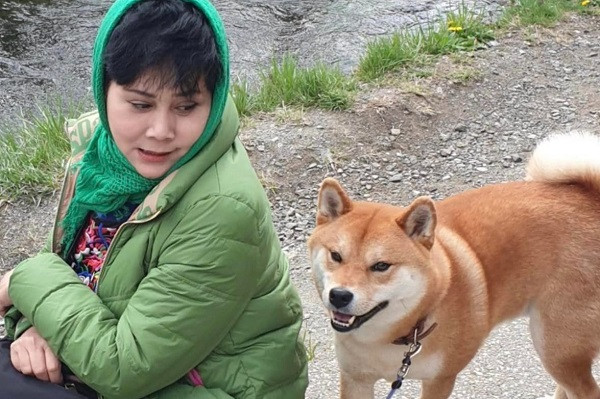 Những ngày không đi quay, NSND về nhà vườn rộng hơn 20.000m2 tại Hoài Đức (Hà Nội), vui đùa với thú cưng. Nữ nghệ sĩ Minh Hằng kể nuôi rất nhiều mèo và chó, coi chúng như con.