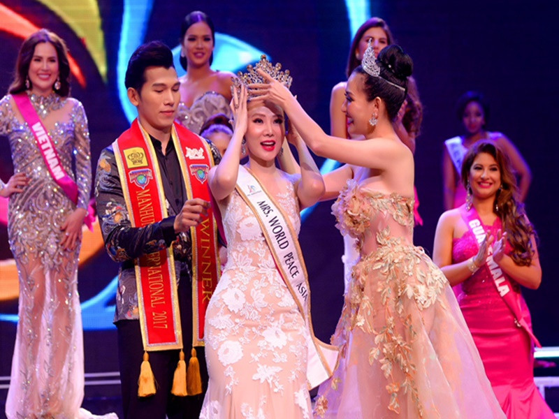 Năm 2017, Dương Yến Ngọc thi Hoa hậu Quý bà Hòa bình Thế giới - Mrs World Peace. Trong chung kết, cô lọt top 8 và giành giải Hoa hậu Quý bà châu Á. Ảnh: An Ninh Tiền Tệ.