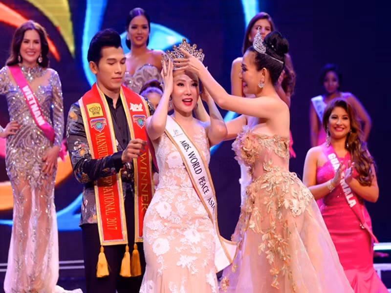 Năm 2017, Dương Yến Ngọc thi Hoa hậu Quý bà Hòa bình Thế giới - Mrs World Peace. Trong chung kết, cô lọt top 8 và giành giải Hoa hậu Quý bà châu Á. Ảnh: An Ninh Tiền Tệ.