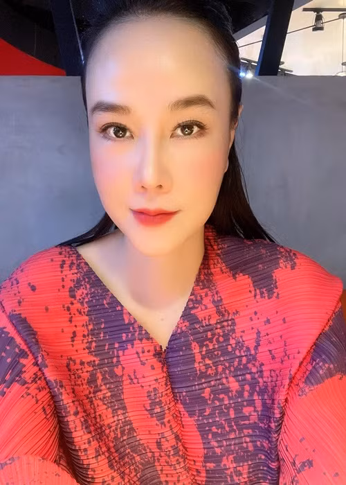 Những năm qua, Dương Yến Ngọc tập trung kinh doanh. Người đẹp 43 tuổi còn trở thành chuyên gia tư vấn tâm lý. Ảnh: FBNV.