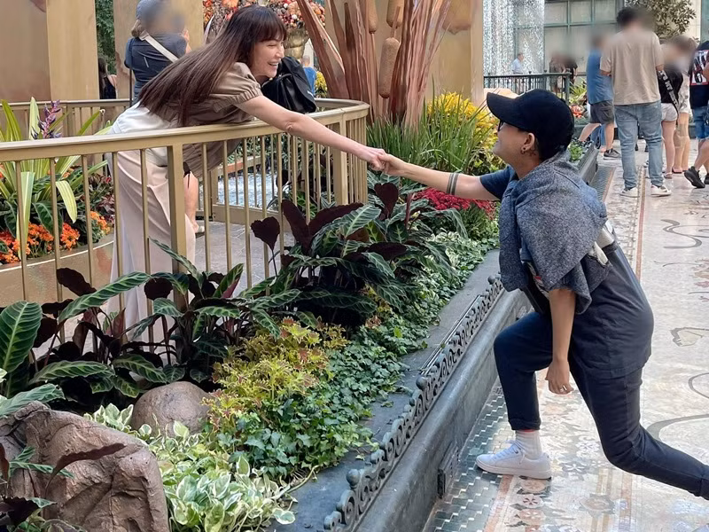 “Điều chúng tôi đang làm được sự hỗ trợ của rất nhiều người, chứ không phải chỉ có hai đứa và gia đình. Chúng tôi đã đủ lớn để hiểu được tâm ý của mọi người, biết đó là sự góp ý, vun đắp hay như thế nào. Chúng tôi sống không để chứng minh cho mọi người thấy, mà để thấy được giá trị của tình yêu này và trân trọng hơn", Phương Uyên nói.