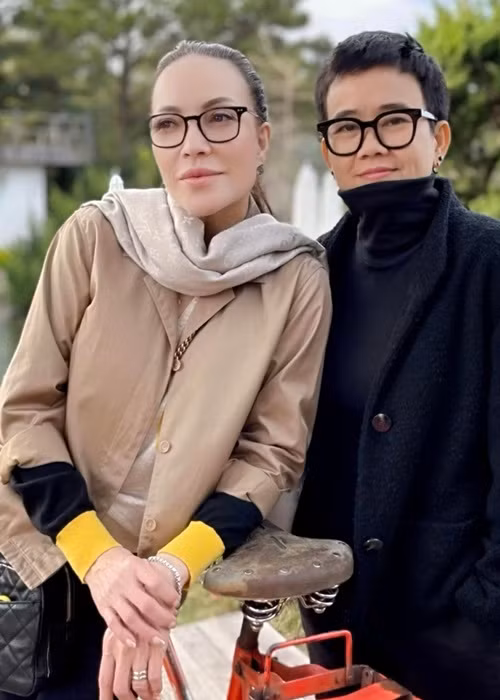 Trong cuộc phỏng vấn với Saostar, Phương Uyên cho biết, cô và Thanh Hà ở cạnh nhau 24/24, từ đi ăn uống đến ca hát cùng nhau. Cả hai lắng nghe nhau nói, chia sẻ bất kì chuyện gì với nhau.