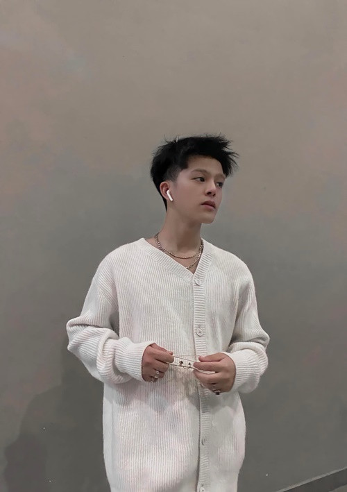 Quang Anh bày tỏ, anh phấn đấu thành một ca sĩ chuyên nghiệp hơn, có nhiều kinh nghiệm và biết sáng tác nhạc. Ảnh: FBNV.