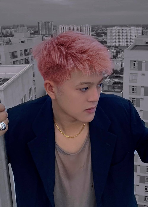 Quang Anh thay đổi phong cách. Anh xỏ khuyên tai, khuyên miệng, ăn mặc bụi bặm. Ảnh: FBNV.