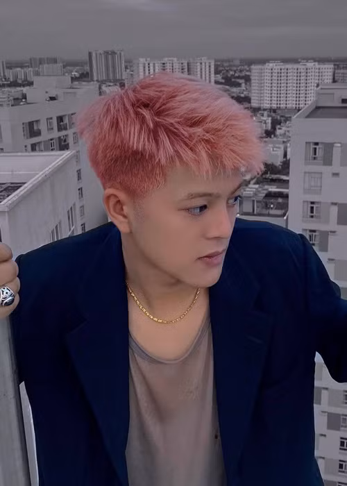 Quang Anh thay đổi phong cách. Anh xỏ khuyên tai, khuyên miệng, ăn mặc bụi bặm. Ảnh: FBNV.