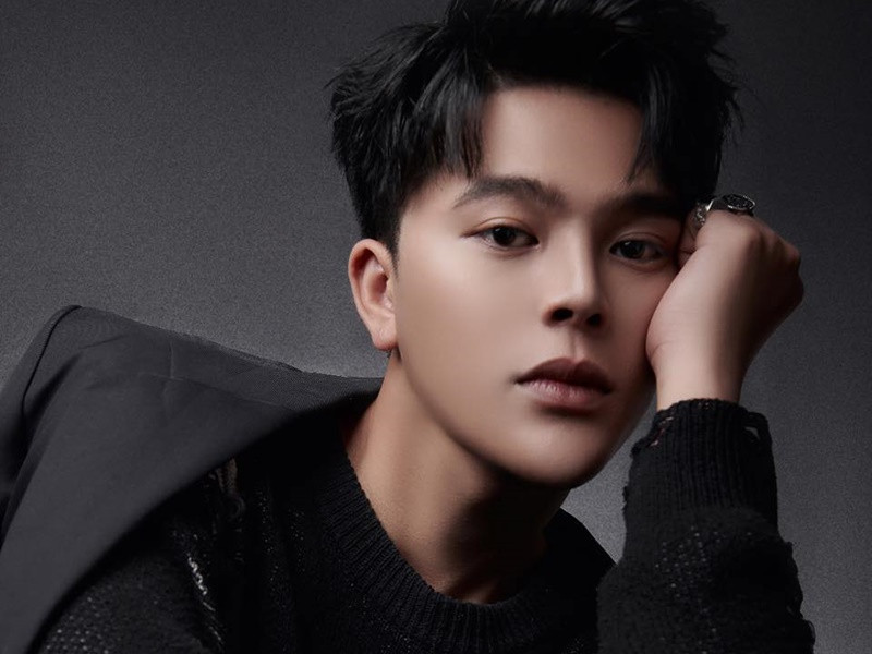 Trong cuộc phỏng vấn với Dân Trí, Quang Anh tiết lộ lý do đổi nghệ danh: “Cũng là một sự ngẫu nhiên thôi, từ Rhyder là ghép giữa "Rhy" trong tên của anh Rhymastic và "er" trong tên ca sĩ Justin Bieber. Từ "Rhyder" cũng có nghĩa là một "chiến binh" nên tôi rất thích nó. Khi đổi nghệ danh, chú Hồ Hoài Anh có khuyên tôi dù thay đổi gì cũng nên giữ lại tên Quang Anh vì đây là cái tên đã gắn bó với khán giả, được nhiều người quen thuộc từ trước nên tôi quyết định lấy tên Quang Anh Rhyder”. Ảnh: FBNV.