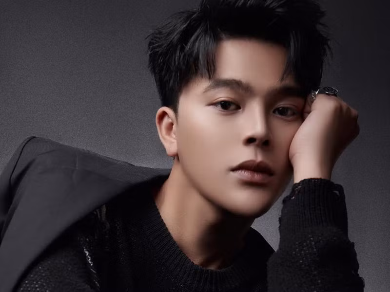 Trong cuộc phỏng vấn với Dân Trí, Quang Anh tiết lộ lý do đổi nghệ danh: “Cũng là một sự ngẫu nhiên thôi, từ Rhyder là ghép giữa "Rhy" trong tên của anh Rhymastic và "er" trong tên ca sĩ Justin Bieber. Từ "Rhyder" cũng có nghĩa là một "chiến binh" nên tôi rất thích nó. Khi đổi nghệ danh, chú Hồ Hoài Anh có khuyên tôi dù thay đổi gì cũng nên giữ lại tên Quang Anh vì đây là cái tên đã gắn bó với khán giả, được nhiều người quen thuộc từ trước nên tôi quyết định lấy tên Quang Anh Rhyder”. Ảnh: FBNV.