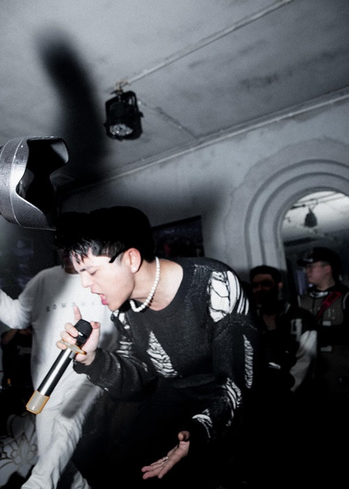 Quang Anh đến nay chưa có bản hit. Nam ca sĩ chia sẻ, khó khăn lớn nhất của anh là mọi người luôn so sánh anh với hình ảnh ngày xưa. “Đó là cái bóng quá lớn với tôi”, Quang Anh nói. Ảnh: FBNV.