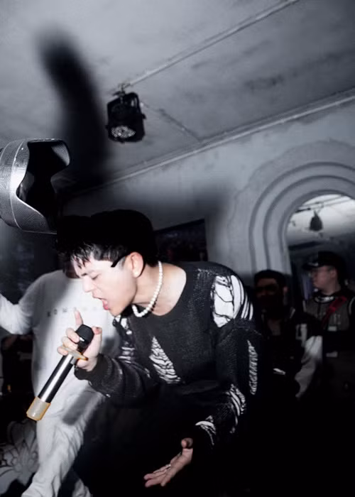 Quang Anh đến nay chưa có bản hit. Nam ca sĩ chia sẻ, khó khăn lớn nhất của anh là mọi người luôn so sánh anh với hình ảnh ngày xưa. “Đó là cái bóng quá lớn với tôi”, Quang Anh nói. Ảnh: FBNV.