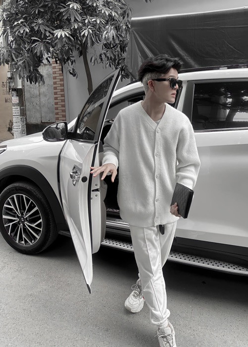 Tháng 5/2019, nam ca sĩ sinh năm 2001 thừa nhận phẫu thuật thẩm mỹ gương mặt. Ảnh: FBNV.