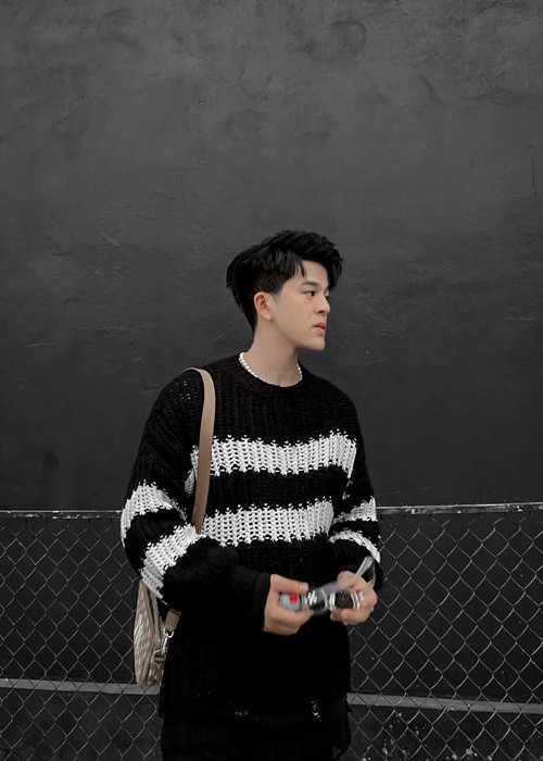 Theo Vietnamnet, nếu âm nhạc của Quang Anh của 10 năm trước là những bản nhạc khoe chất giọng, dân gian, rock và gắn liền với một hình ảnh hồn nhiên thì âm nhạc vài năm trở lại đây của Quang Anh là những bản nhạc luôn có sự pha trộn từ âm nhạc điện tử, trong đó cũng có nhiều phong cách như Rap/HipHop, R&amp;b, Funky, Ballad, Pop, House. Ảnh: FBNV.