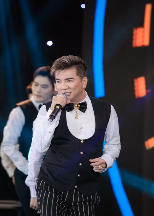 Đàm Vĩnh Hưng phẫu thuật sau khi hoàn thành buổi diễn vào tối ngày 14/5.