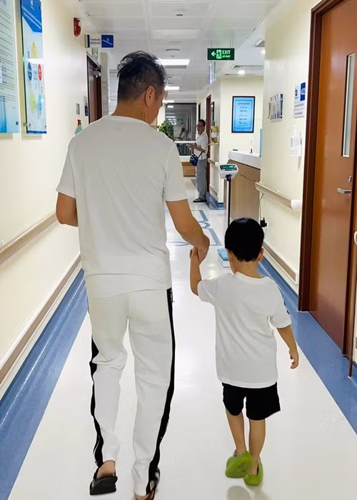 Đàm Vĩnh Hưng xuất viện về nhà cùng con trai. Vì lý do sức khỏe, anh hủy show ở Canada. Mr Đàm nhờ Hồng Ngọc và Dương Triệu Vũ “cứu” đêm diễn ngày 21/5 ở Toronto. Còn đêm diễn ngày 20/5 tại Montreal dời đến ngày 8/7.