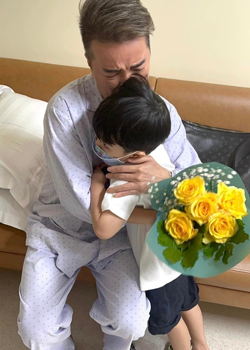 Sau ca phẫu thuật, Mr Đàm gặp con trai Polo. Đối với nam ca sĩ, con trai gióng như liều thuốc bổ, thuốc giảm đau mạnh nhất của anh.